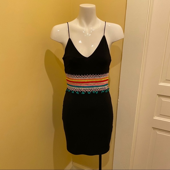 🎀SOLD🎀Alice + Olivia Loralee Embroidered Dress - Picture 5 of 8